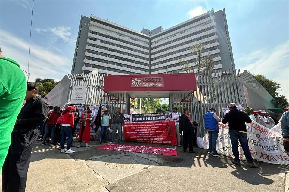 Integrantes de la CNTE afuera de las oficinas de Pensionissste.