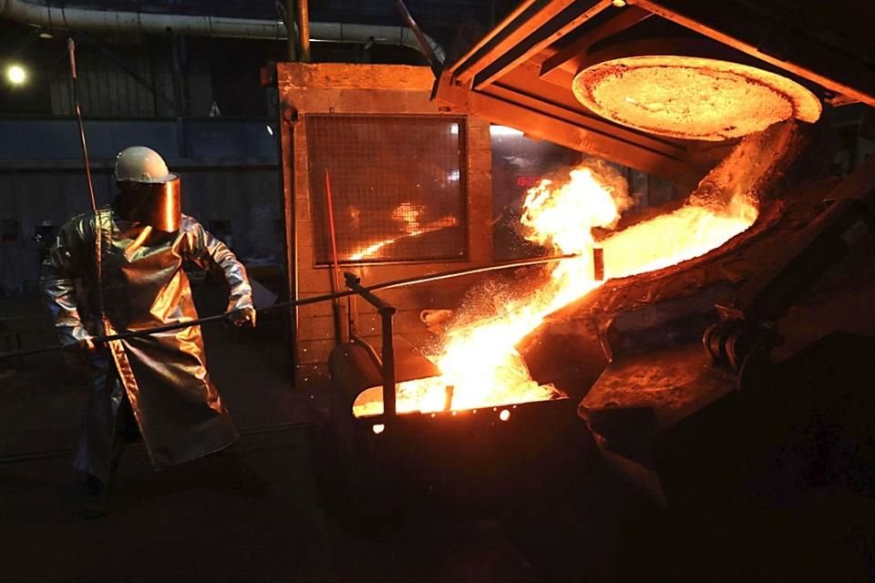 Subsidios de China al sector del acero 'distorsionan' el mercado mundial ya que los productores no pueden igualar condiciones, señaló OCDE.