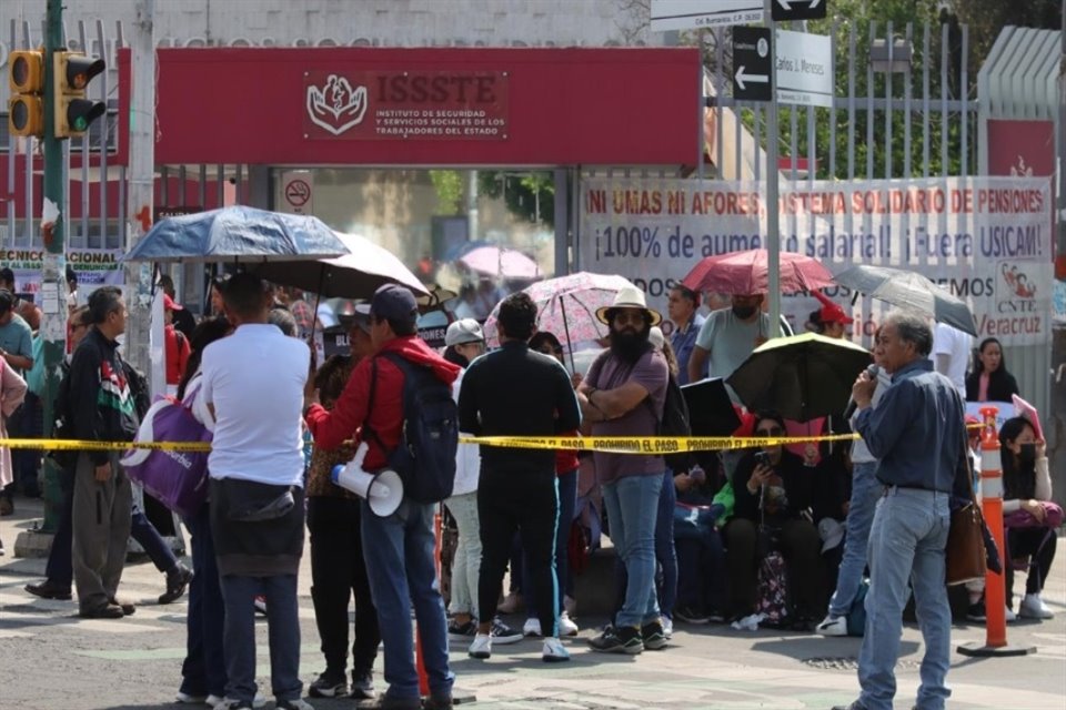 Maestros de la CNTE protestando en Pensionissste.