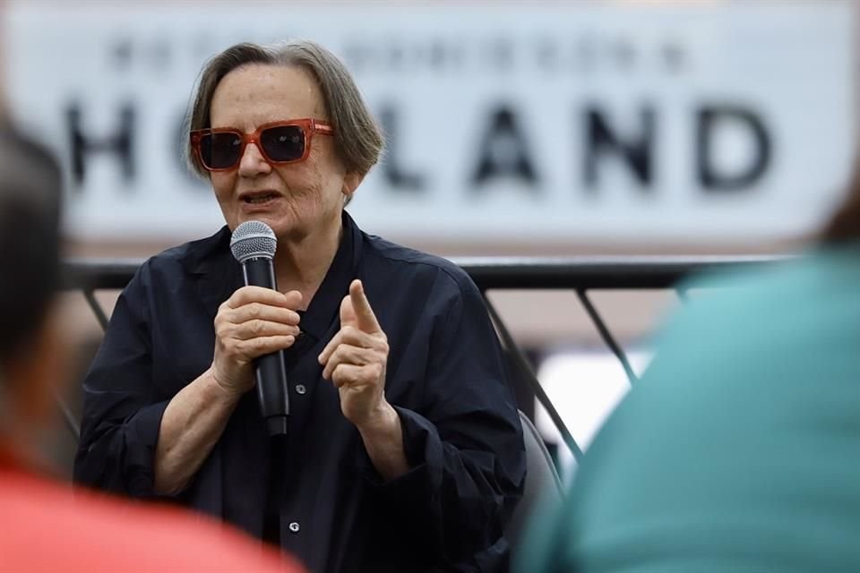 La cineasta Agnieszka Holland advirtió que vivimos en un mundo peligroso, como en los años 30, y sueña con contar historias de utopía.