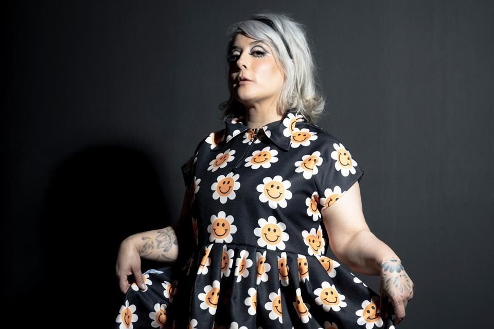 Reconectar con sus inicios y reenamorarse de su proyecto, es lo que representa la nueva música de Elis Paprika.