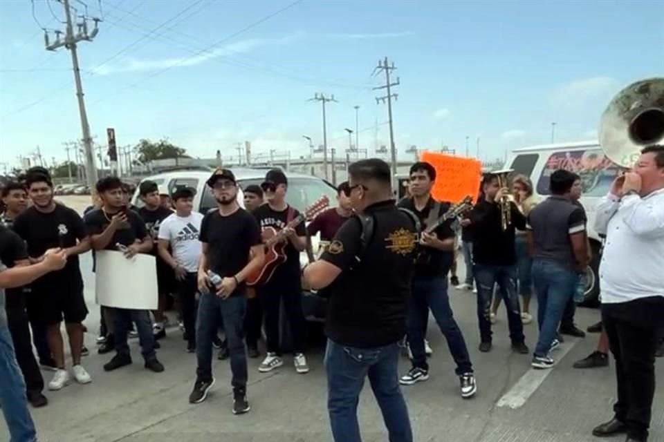 Frente a las casetas, los músicos tomaron sus instrumentos y comenzaron a interpretar piezas como Cruzando el Puente, de Los Cadetes de Linares, y Puño de Tierra, entre otras.
