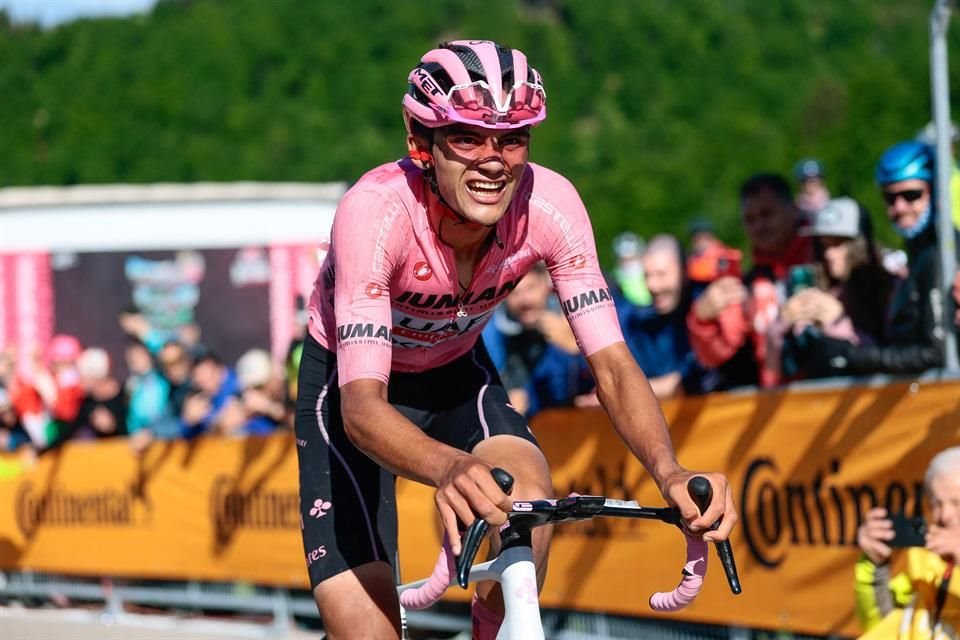 Del Toro sigue líder en el Giro, aunque sus rivales están cada vez más cerca.