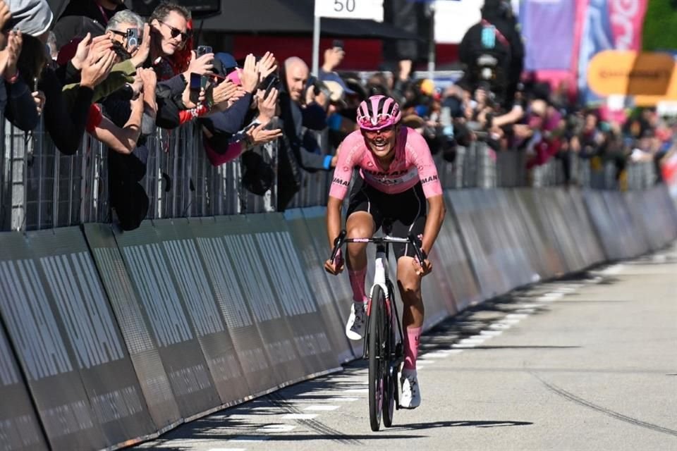 Del Toro sigue líder en el Giro, aunque sus rivales están cada vez más cerca.