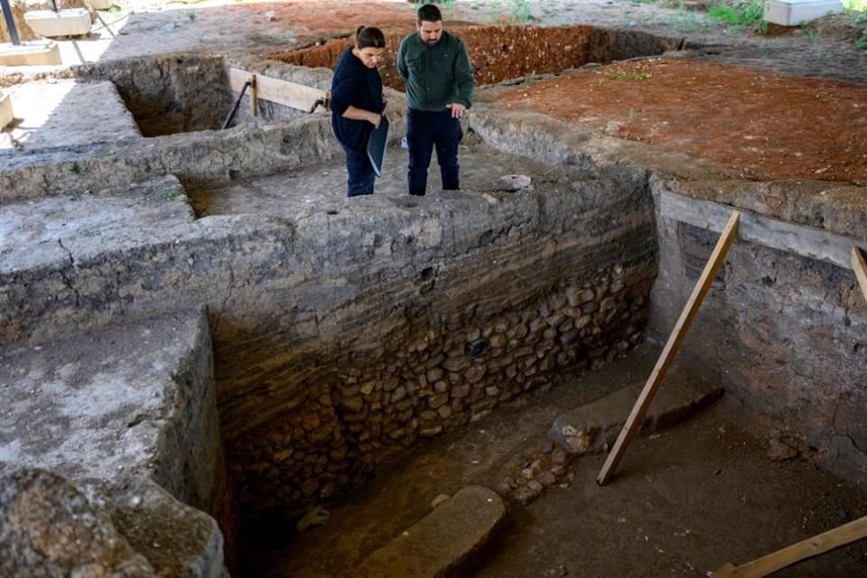 Der Archäologe Deniz Sari und Murat Turkteki, Leiter des Küllüoba-Projekts, zeigen die Ausgrabungsstätte, wo das verkohlte Brot um 3.300 v. Chr. gefunden und vergraben wurde. C.