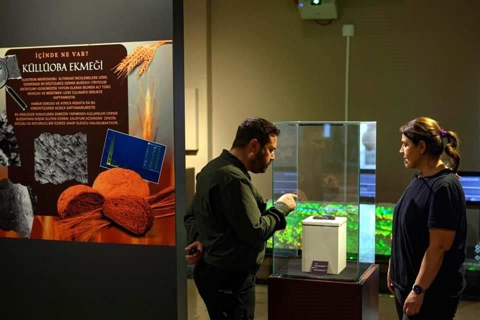 Das verkohlte Küllüoba-Brot und Einzelheiten zu seiner Entdeckung sind Teil einer Ausstellung im Archäologischen Museum Eskisehir in der Türkei.