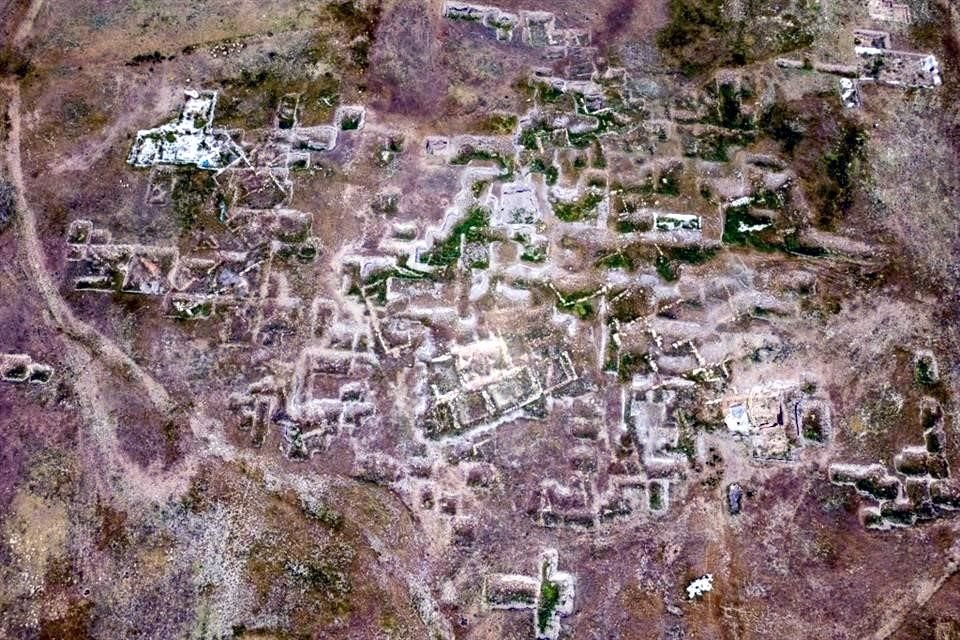 Luftbild der archäologischen Stätte Küllüoba in der Türkei, einer mittelgroßen städtischen Siedlung mit Handels-, Handwerks-, Landwirtschafts- und Bergbauaktivitäten.