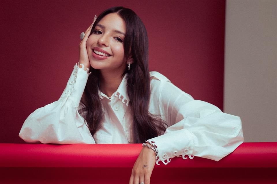 Ángela Aguilar lanzó su nuevo disco, 'Nadie Se Va Como Llegó', justo en medio de su festejo por su primer año de matrimonio con Nodal.
