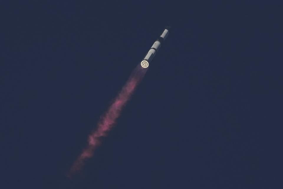 Tras lanzamiento, megacohete Starship de SpaceX perdió control en novena misión de prueba debido a una fuga de combustible y se desintegró.