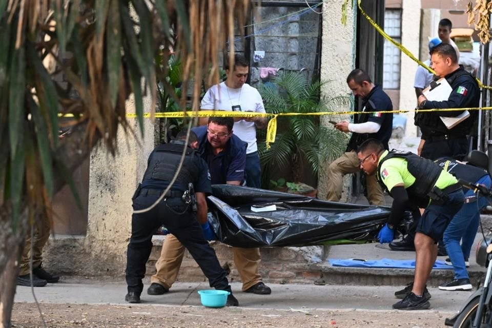 En la jardinera de un edificio ubicado en la calle De la Escultura, cerca de la Avenida Fray Angélico, fue hallado un hombre muerto.
