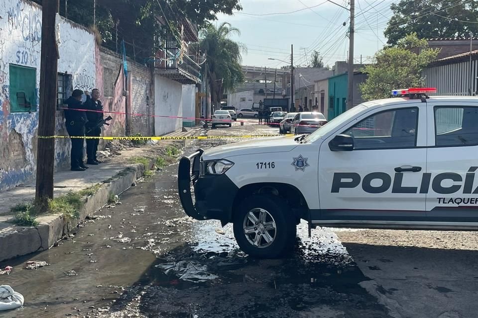 En el cruce de Magnolia y Privada Morelos, Colonia Los Meseros, quedaron los cadáveres de dos sujetos baleados mientras bebían cervezas.