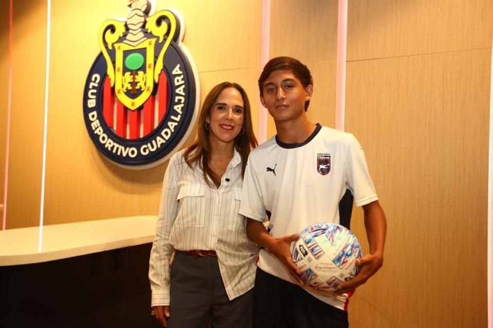 Ana Karina Vázquez, directora operativa de la Fundación Jorge Vergara, y Kevin Mendoza, beneficiario del programa Semillero Rojiblanco.