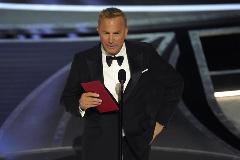 La demanda, presentada este martes, afirma que la escena fue improvisada por Costner, quien también dirigió la película.