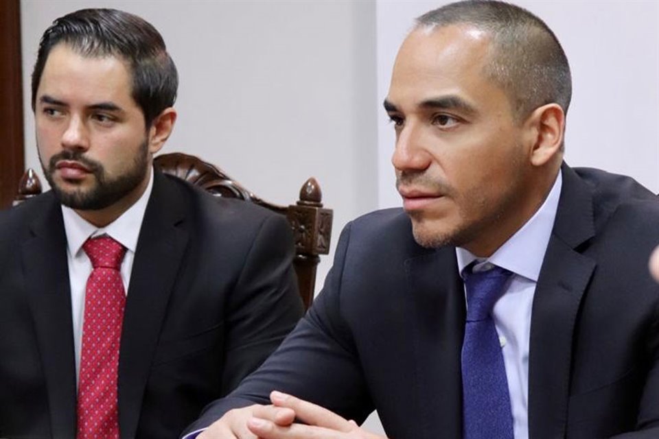 Javier Lozano Salazar (à esquerda), coordenador da Direção Geral de Crédito e Cobranças do Tesouro do Estado, e Carlos Contreras Segovia, Subsecretário de Administração Tributária da Holanda.