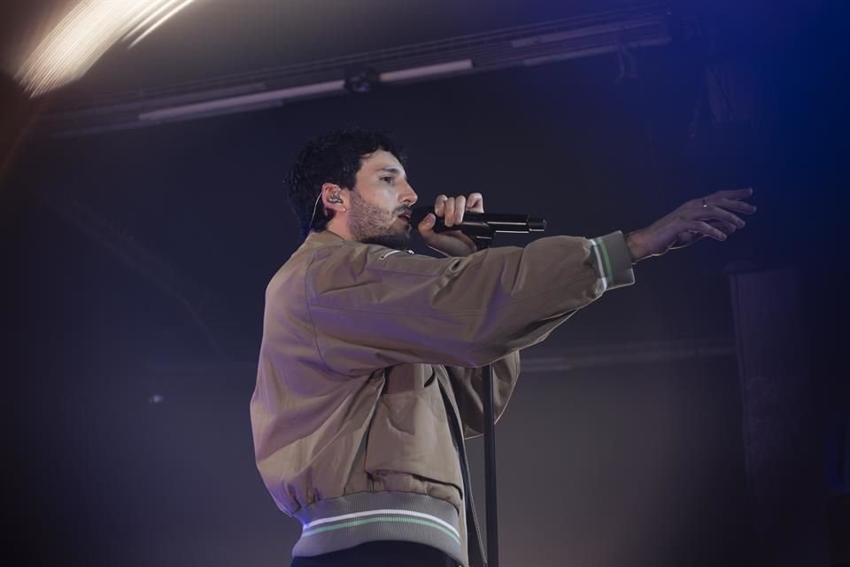 Tras salir al escenario y antes de empezar su recital, el cantante colombiano hizo una pausa para disfrutar con una sonrisa de las ovaciones de sus fans.