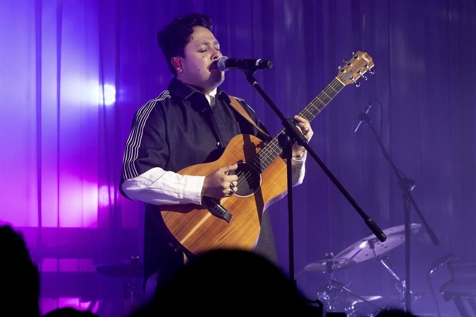 Para calentar los ánimos previo a la presentación de Yatra, el cantautor mexicano Marco Mares fue el telonero y aprovechó para cantar 'Tirados' y 'Digo que No, Pero Sí'.