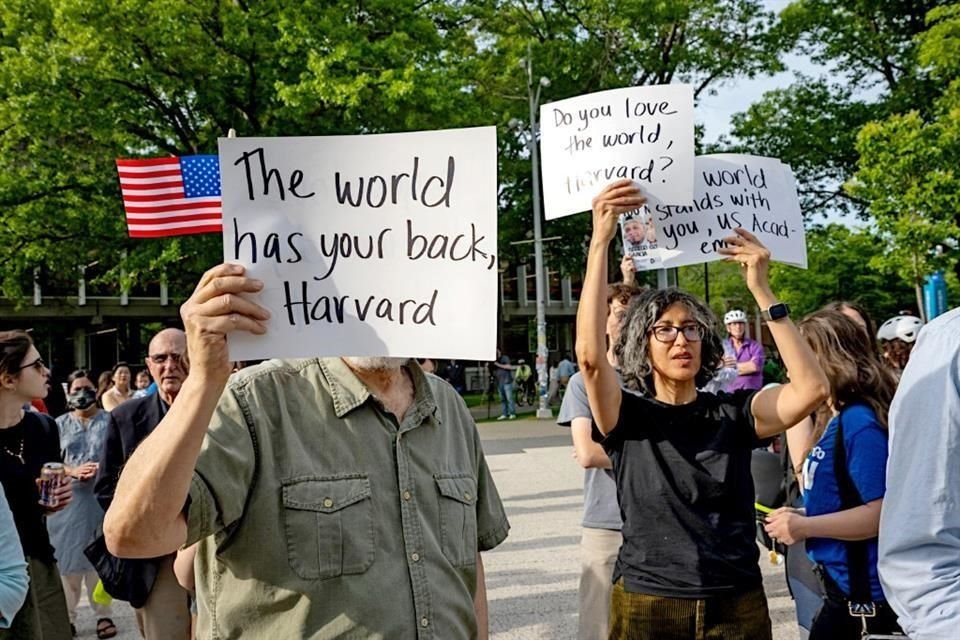Alumnos, maestros y ciudadanos en general manifestaron ayer su apoyo a los estudiantes internacionales en el Campus de la Universidad de Harvard en Boston.