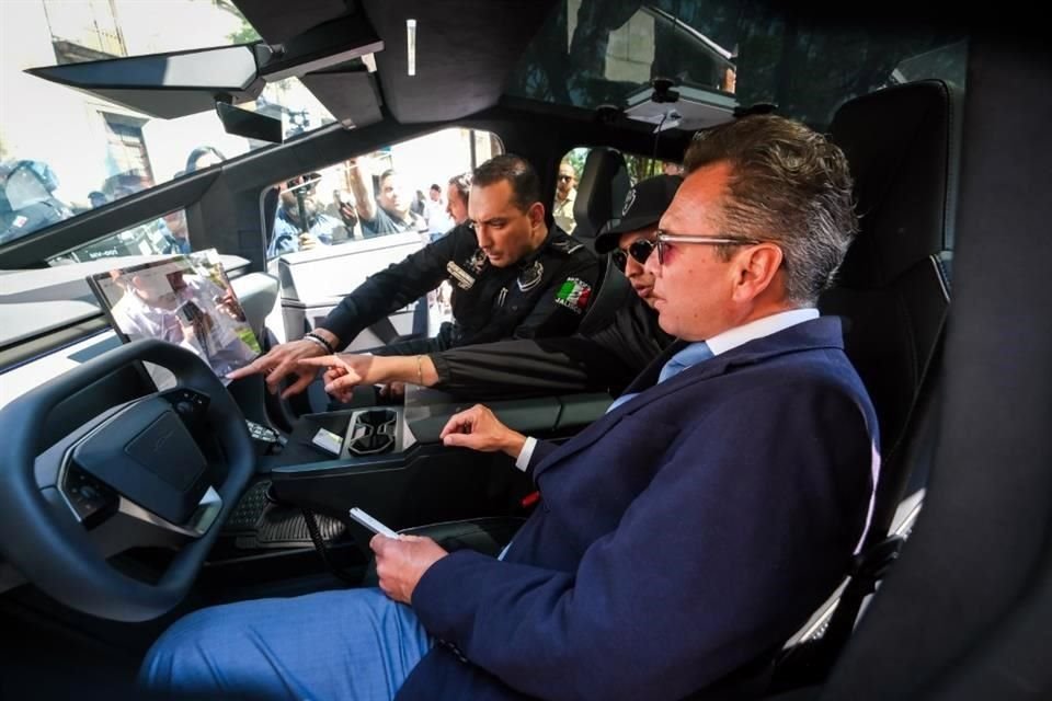 El Gobernador mostró algunos vehículos policiales, entre ellos la Cybertruck.