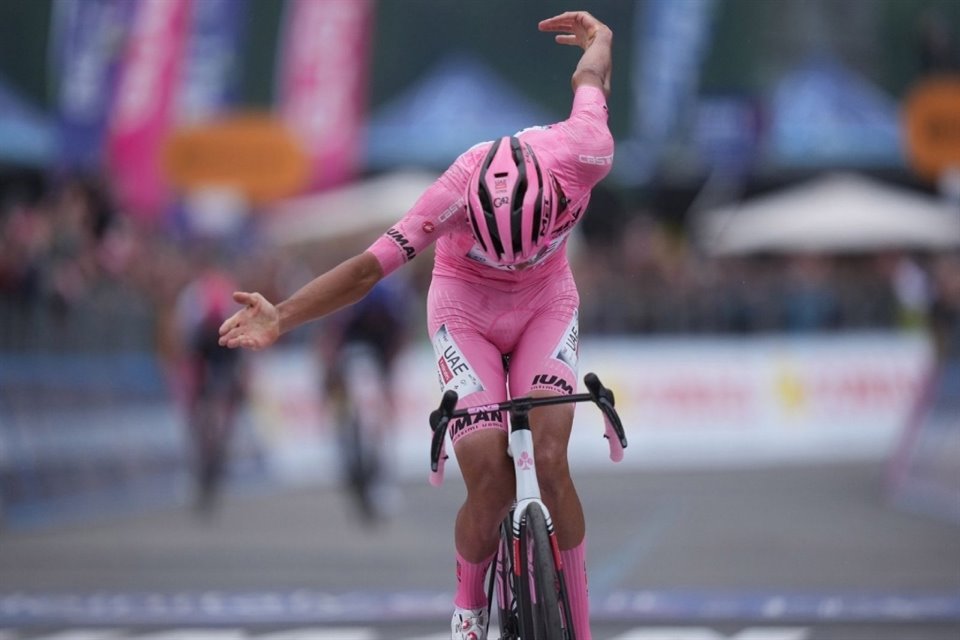 El ciclista mexicano Isaac del Toro ganó la etapa 17 del Giro de Italia.