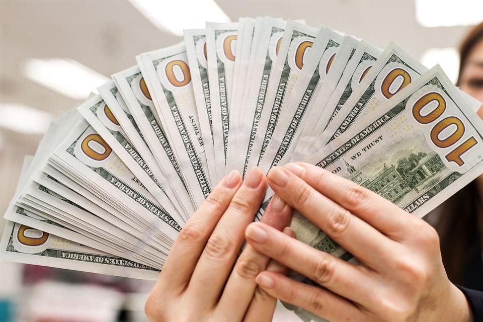 El tipo de cambio cerró el lunes en 19.21 pesos por dólar.