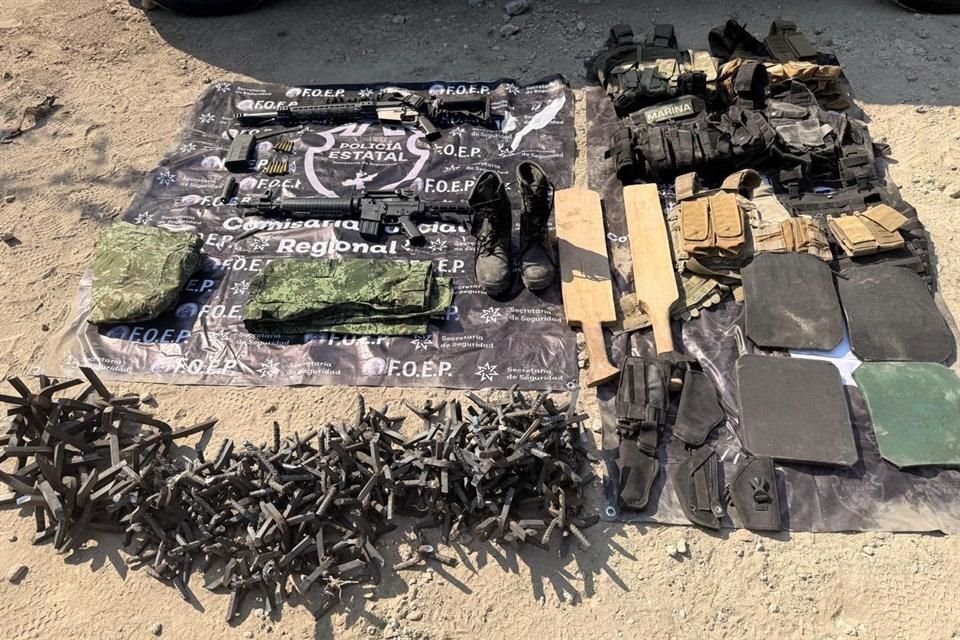 Una camioneta con armas, vestimenta táctica y objetos que son usados por la delincuencia organizada., fue asegurada en Teocaltiche.