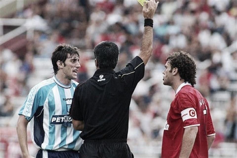 Diego Milito exigía que el árbitro expulsara a su hermano Gabriel, ahora técnico de Chivas.
