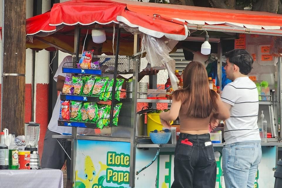 La informalidad laboral tiene un impacto negativo en la economía y la sociedad, ya que está asociada a un menor acceso a fuentes financieras, trabajo de baja productividad y precariedad laboral.