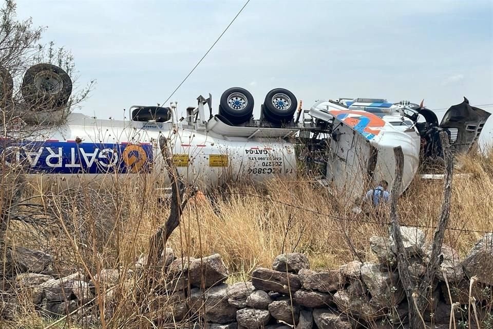 Un tractocamión que transportaba dos contenedores de diesel, con capacidad de 32 mil litros cada uno, volcó cuando circulaba sobre la Carretera Libre Lagos de Moreno a Unión de San Antonio.