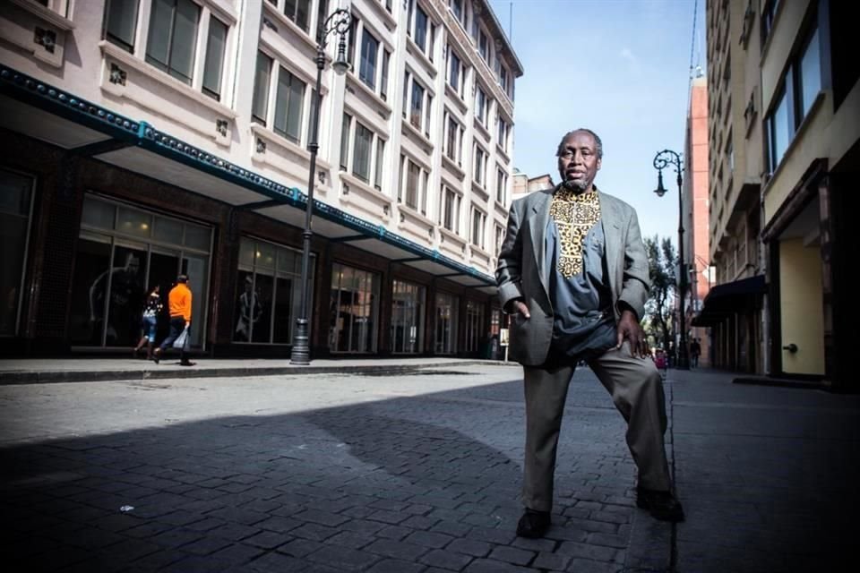 Ngugi wa Thiong'o figuró varias veces entre los candidatos al Premio Nobel de Literatura; falleció este miércoles a los 87 años. Aquí durante una visita a México en 2017.