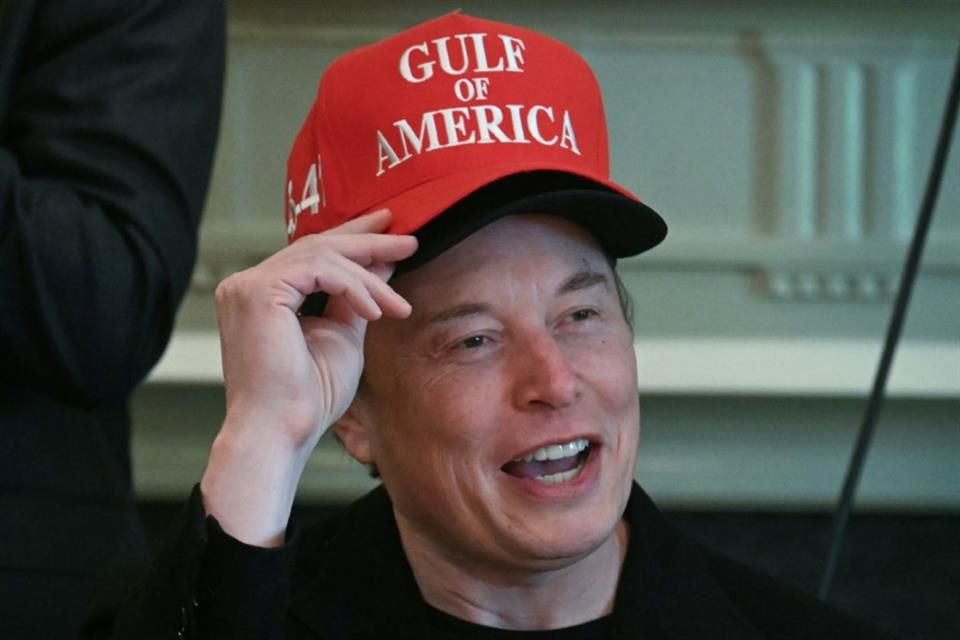 Elon Musk usa una gorra que dice 'Golfo de América' en la Casa Blanca, el 30 abril del 2025.