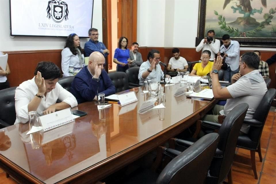 Comisión de Puntos Constitucionales del Congreso de Jalisco avaló reforma para que en contrataciones del Ejecutivo estatal se procure acceso equilibrado de mujeres y hombres; falta aval del Pleno.