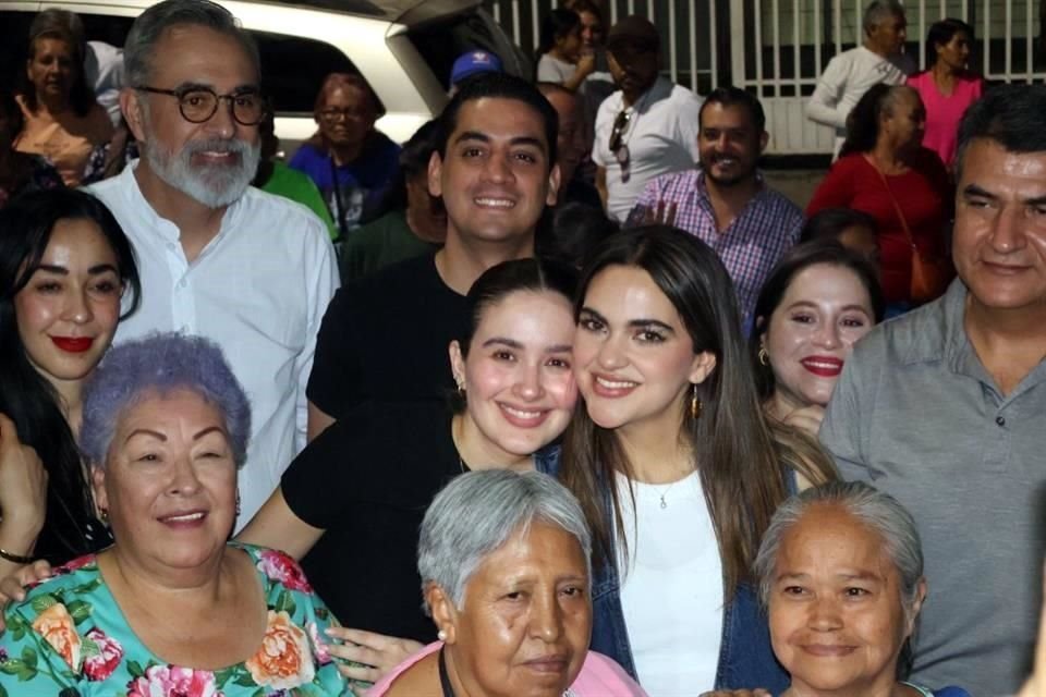 Salvador Caro (de lentes) participó en reuniones preparativas del partido Morena.