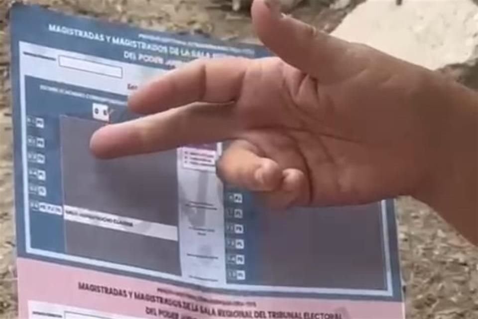 El fin de semana, en la Colonia El Fortín, en Zapopan, una Servidora de la Nación utilizó una boleta de práctica para promover el voto en favor de candidatos afines a Morena.