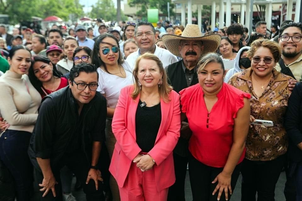 La Ministra Loretta Ortiz se reunió con simpatizantes en Valle de Chalco.