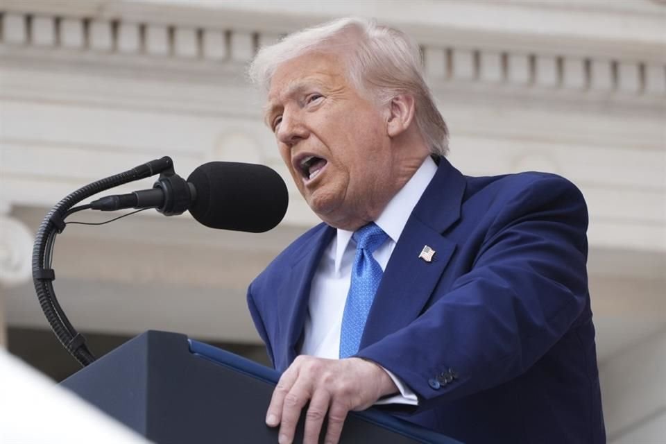 El Presidente Donald Trump habla durante la 157 Conmemoración Nacional del Día de los Caídos en Guerras, en el Cementerio Nacional de Arlington, el 26 de mayo de 2025.