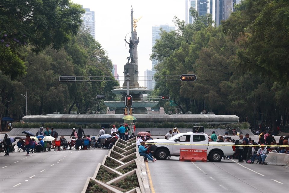 En su jornada 14 de protestas en la CDMX, la CNTE bloquea Paseo de la Reforma, desde el Caballito hasta la Diana.