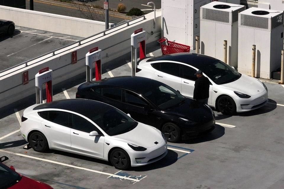 Ira Ehrenpreis, presidente del comité de compensación de Tesla, vendió más de 477 mil 500 acciones por valor de 162 millones de dólares.