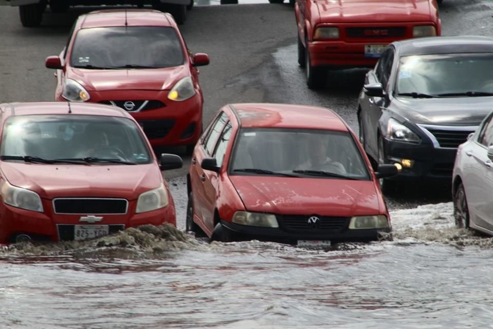 En la calle calle 1 de Mayo y Adolf B Horn, en Tlajomulco, se registró inundación.