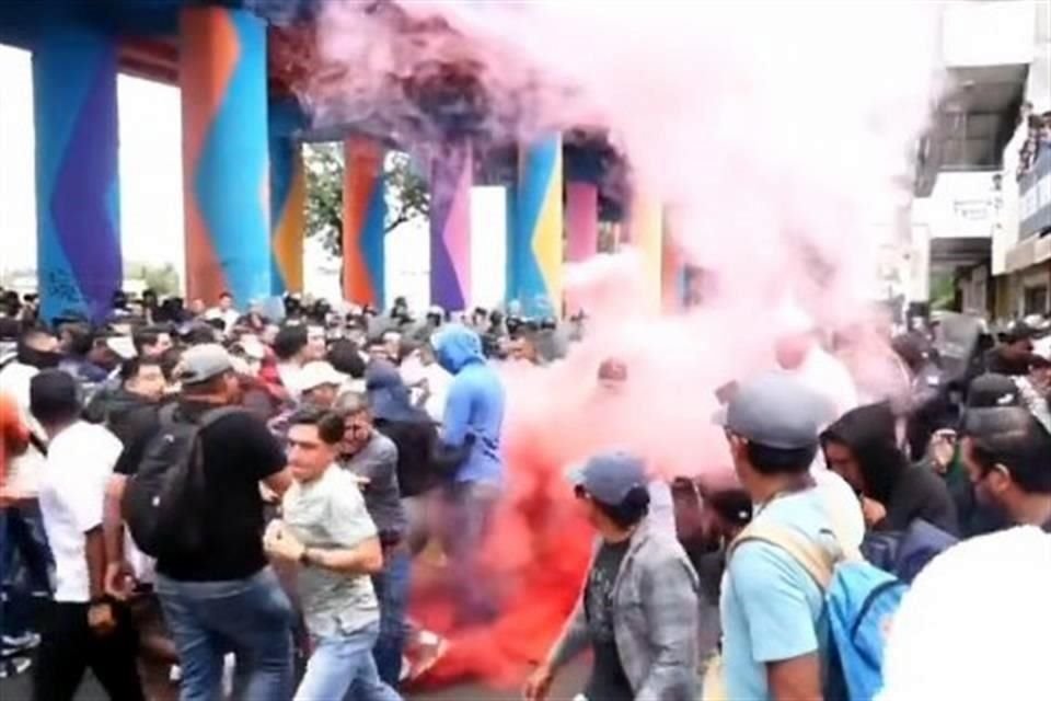 Un enfrentamiento entre la CNTE y la Guardia Civil, así como la toma e incendio de un camión por normalistas, se registraron en Morelia, Michoacán.