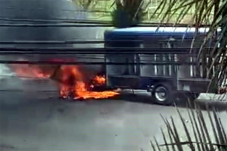 Un enfrentamiento entre la CNTE y la Guardia Civil, así como la toma e incendio de un camión por normalistas, se registraron en Morelia, Michoacán.