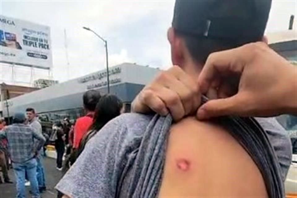 Un enfrentamiento entre la CNTE y la Guardia Civil, así como la toma e incendio de un camión por normalistas, se registraron en Morelia, Michoacán.