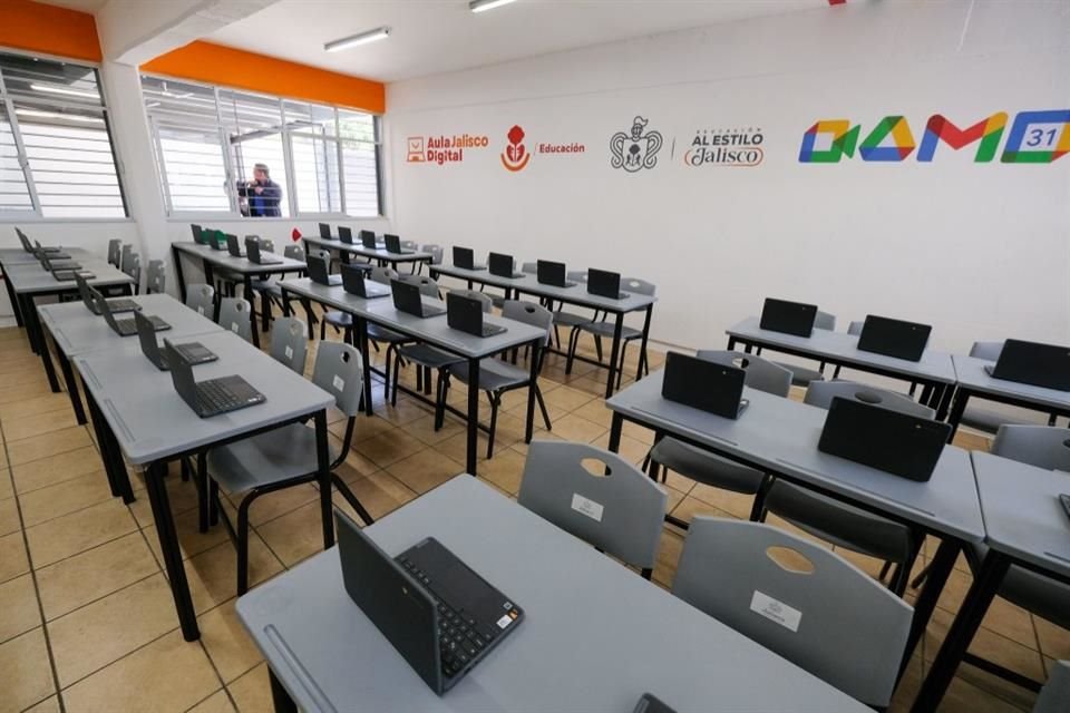 Se entregaron 40 computadoras Chromebook y una estación de carga.