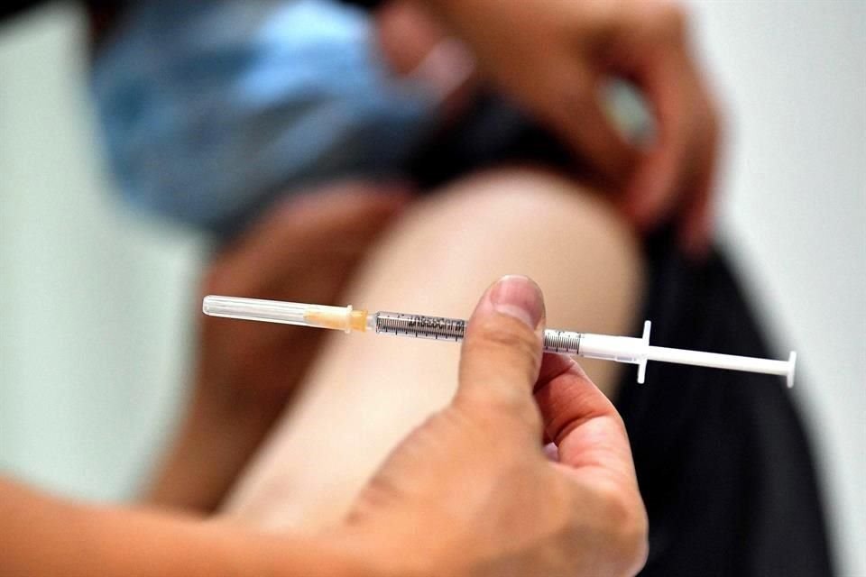 Una persona en Sídney, Australia, recibe una dosis de la vacuna de AstraZeneca.