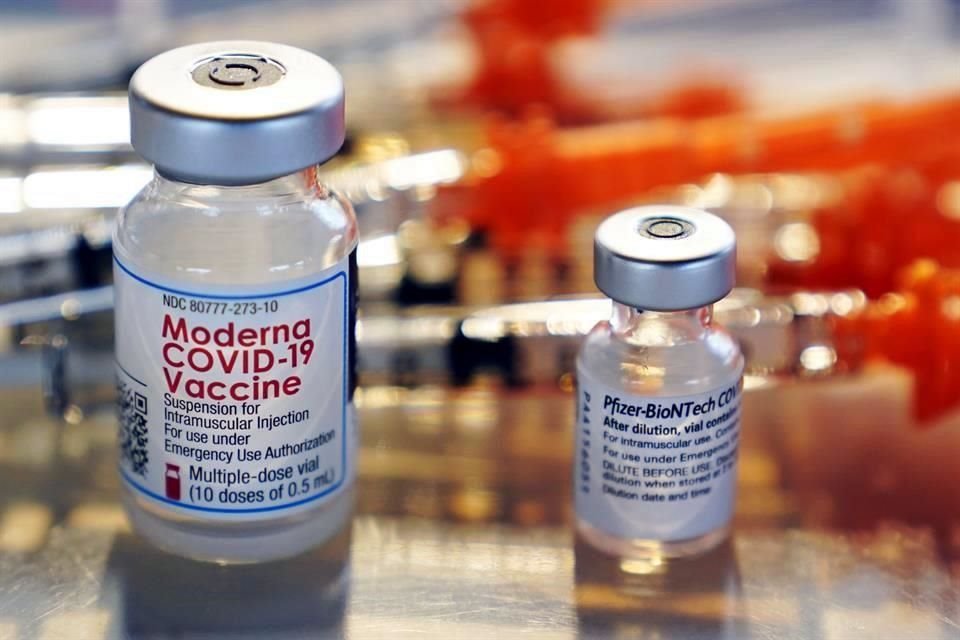 Las vacunas de Moderna y Pfizer cuentan con tecnología de ARNm, que protege contra enfermedades infecciosas enseñándole a las células a producir una proteína, o una porción de una proteína.