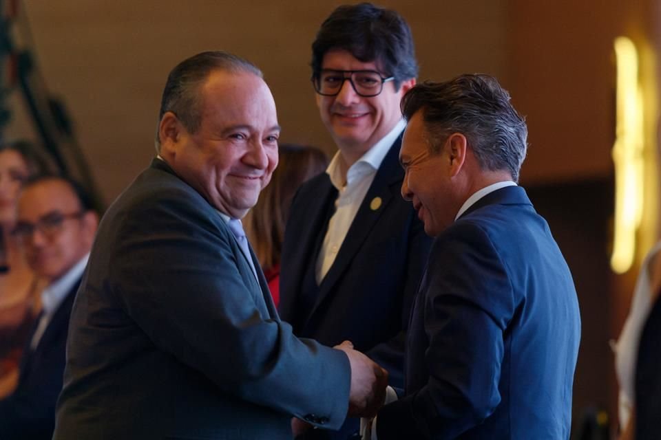 Alberto Uribe Camacho, Coordinador del Corredor del Bienestar del Pacífico, de la Secretaría de Economía, saludó al Gobernador Pablo Lemus.