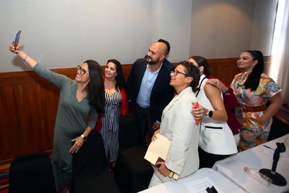 Sofía Pérez Gasque se tomó una selfie con los participantes de la rueda de prensa.
