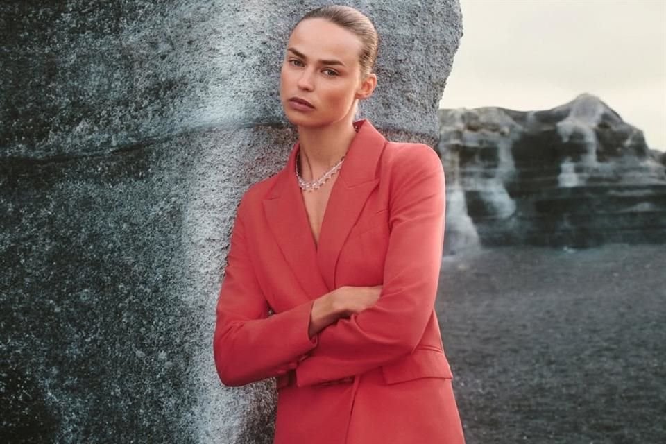 Se mostró un traje estilo americano y un pantalón en color rojo, que aportan un toque de elegancia al emparejar los colores con el ambiente de la isla Lanzarote.