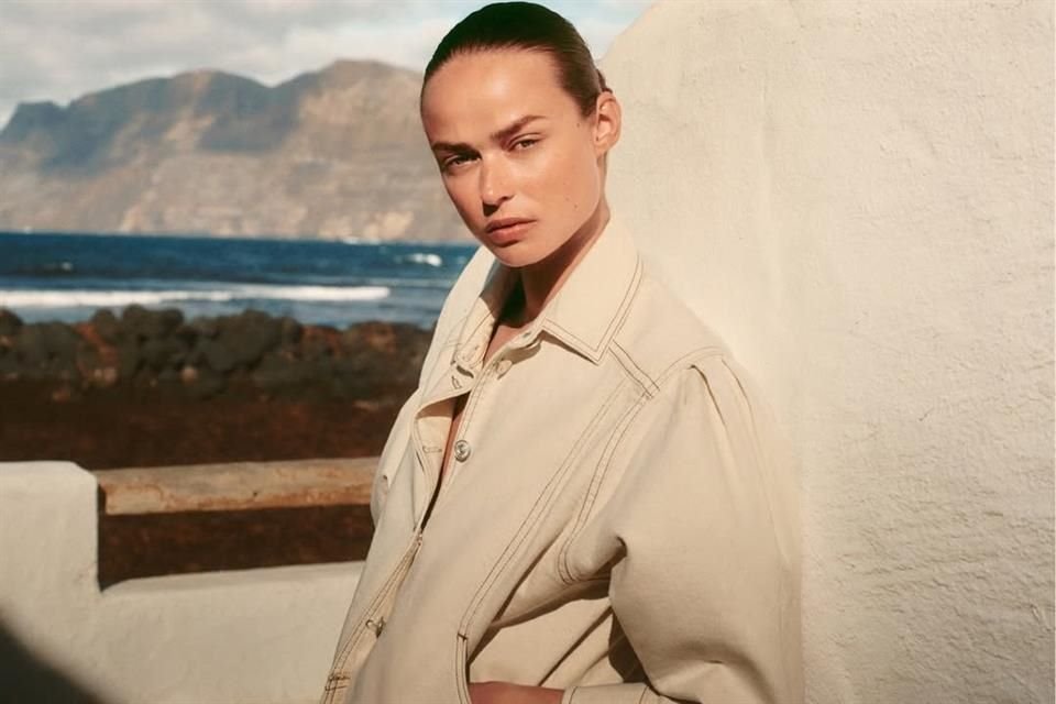 Chaqueta y pantalón en la isla Lanzarote para la colección de primavera-verano 2025.