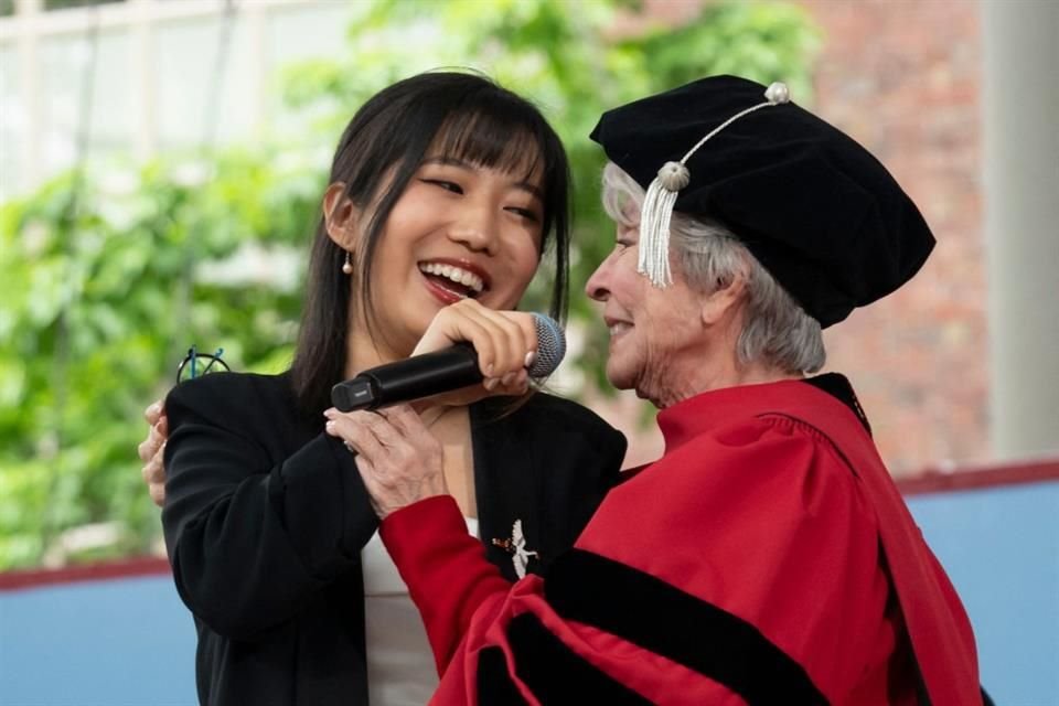 La ganadora del Óscar, de 93 años, se animó a interpretar 'Somewhere', de la película 'Amor Sin Barreras', junto con una estudiante que se graduaba.