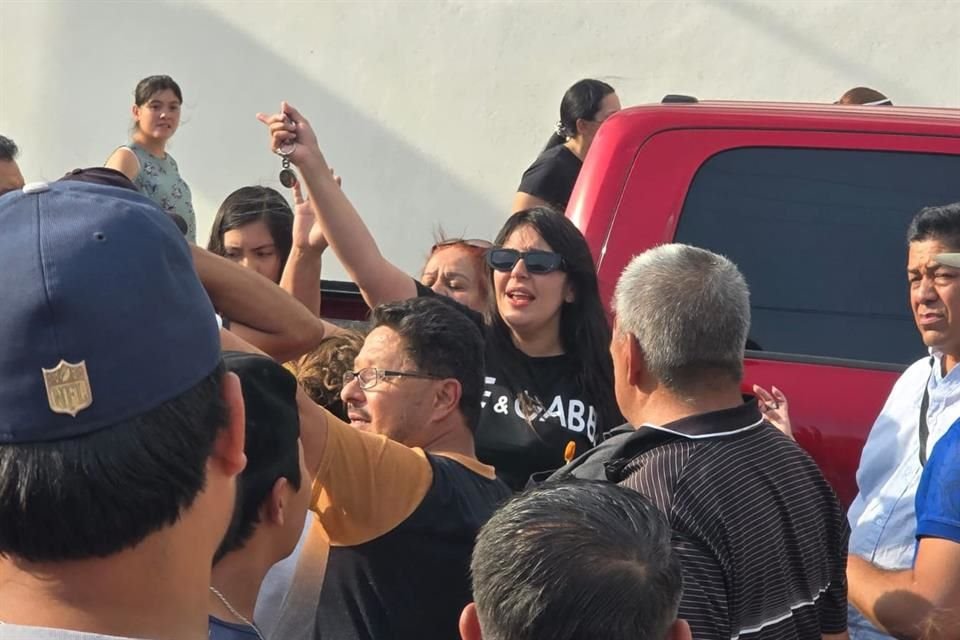 En un video divulgado en redes sociales, se mostró a Karén Pérez abandonando el centro de detención, mientras era recibida por decenas de simpatizantes, algunos de ellos en medio del llanto.